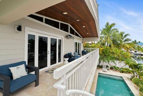 Bazén v ubytování Entertainer's Backyard Oasis with Heated Pool, Putting Green, Bar, Grills, and Dock nebo v jeho okolí