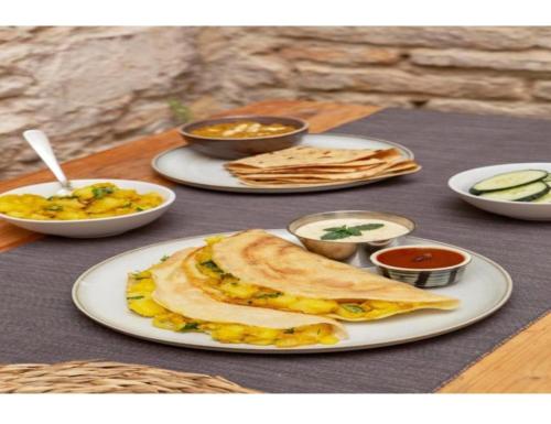 印多尔HoTEL SIGNOR AIRPORT INDORE的桌子上摆满了食物