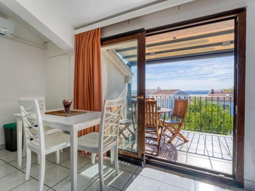 ツリクヴェニツァにあるApartment Damir-2 by Interhomeのダイニングルーム(テーブル、椅子付)、バルコニー