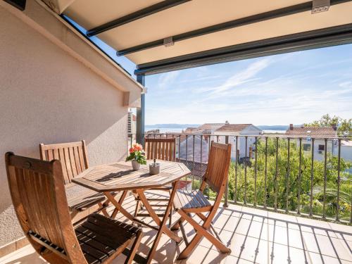 ツリクヴェニツァにあるApartment Damir-2 by Interhomeのバルコニーにテーブルと椅子が置かれたパティオ