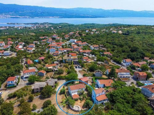 - une vue aérienne sur une petite ville avec des maisons dans l'établissement Holiday Home Ljudevit by Interhome, à Dobrinj