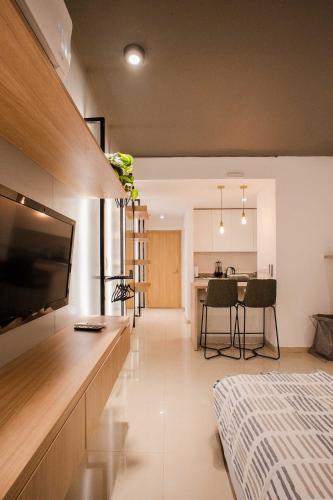 Un dormitorio con un televisor de pantalla plana en una pared. en Terra Norte, en San Miguel de Tucumán