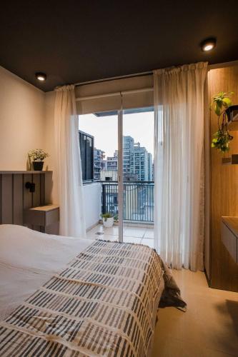 Un dormitorio con una cama y una ventana grande en Terra Norte, en San Miguel de Tucumán