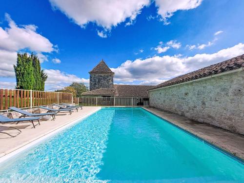 einen Pool mit Stühlen neben einem Gebäude in der Unterkunft Holiday Home La Grange Jacques by Interhome in Dondas