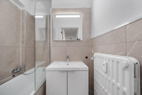 A bathroom at Gezellig & centraal familie app aan zee - 4p