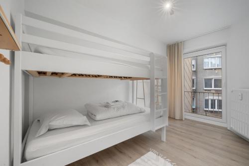 A bed or beds in a room at Gezellig & centraal familie app aan zee - 4p