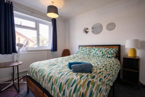 een slaapkamer met een bed met een kussen erop bij Stanhope - Sizewell - Contractor Accommodation in Snape