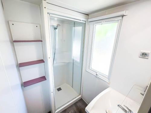 Koupelna v ubytování Happy Camp mobile homes in BalatonTourist Füred Camping & Bungalows