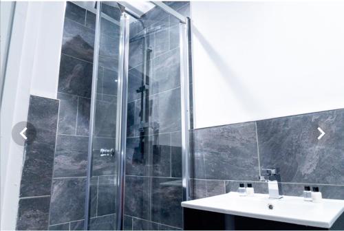 ein Badezimmer mit Dusche und Waschbecken in der Unterkunft The Aurelia Apartments VII - 1 Bed Apartment in Peterborough