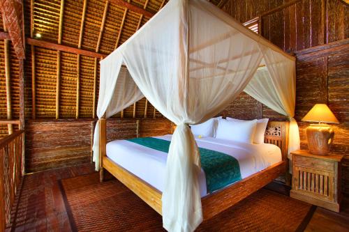 Postel nebo postele na pokoji v ubytování De Klumpu Bali Eco Tradi Stay