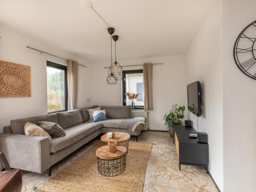 Χώρος καθιστικού στο Holiday Home Beach House Ouddorp by Interhome