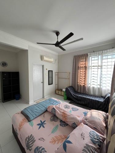 Postel nebo postele na pokoji v ubytování SBFAM HOMESTAY SHAH ALAM SEKSYEN 7 - 6 PAX NEAR i-CITY