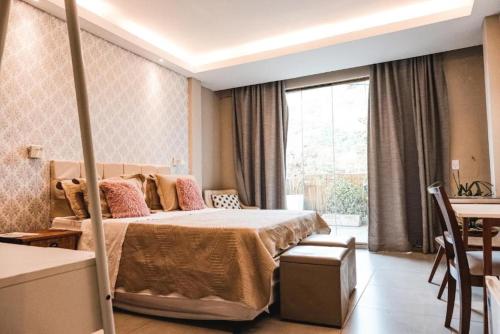 een slaapkamer met een groot bed en een tafel bij Casanova Residence - Barra da Tijuca na Ilha da Gigoia in Rio de Janeiro