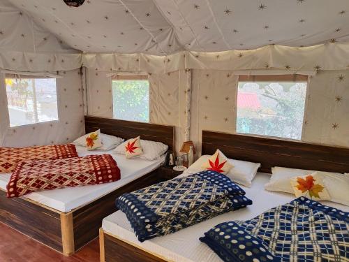 Postel nebo postele na pokoji v ubytování Shakoon Camps & Farmstay Nainital