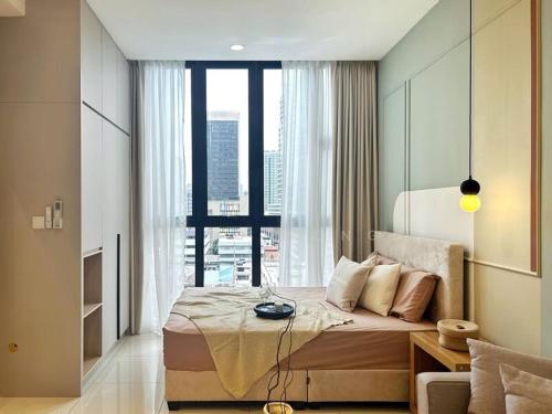 una camera da letto con un letto grande e una grande finestra di Majestic Residence KlCC AT FAMA a Kuala Lumpur