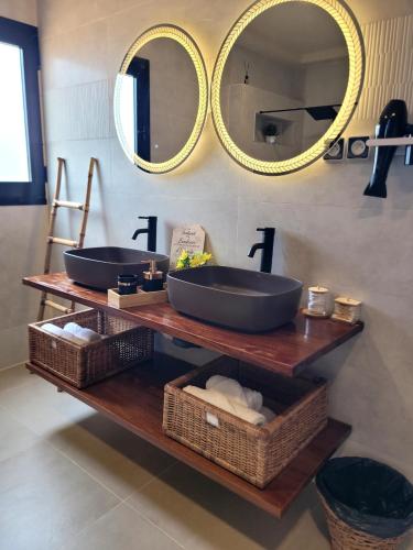 un bagno con due lavandini e due specchi di B&B Klomiabla a San Pédro