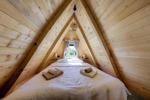 Ένα ή περισσότερα κρεβάτια σε δωμάτιο στο Brvnara BOGDAN