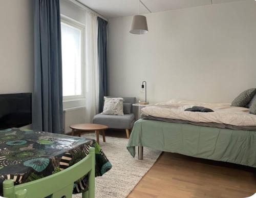 Postel nebo postele na pokoji v ubytování Tikkurila Center, lovely 1br, near Airport, parking
