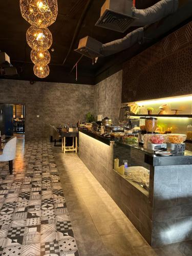 un restaurante con una línea de buffet en un restaurante en Ayan Hotel, en Riad