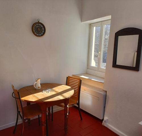ein Tisch und Stühle in einem Zimmer mit Fenster in der Unterkunft la guitoune du pélican halte à vélo in Puisserguier