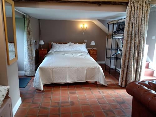 Giường trong phòng chung tại Orchard Cottage - a countryside stone cottage in a peaceful location