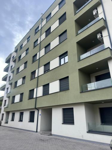 un gran edificio de apartamentos con muchas ventanas en City Apartments, en Gjakove