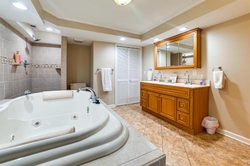 Ένα μπάνιο στο Spacious Kentucky Lake Escape with Dock and Views