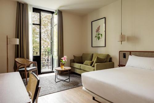 Una cama o camas en una habitación de Batimont Suites & Apartments