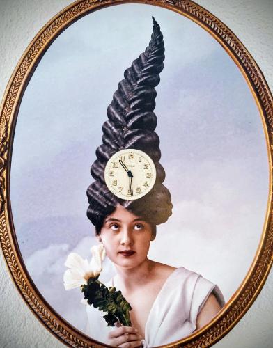 ein Bild einer Frau mit einer Uhr auf dem Kopf in der Unterkunft Appart'Hôtel HG in Pruntrut