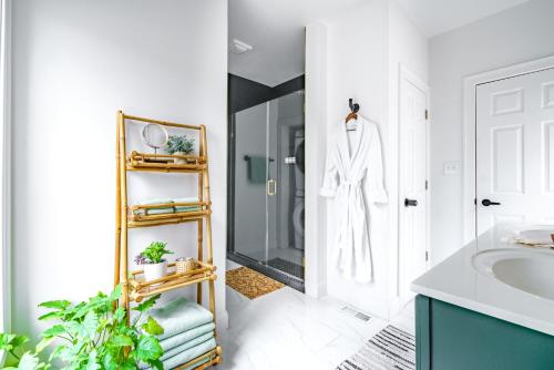 Un baño con lavabo blanco y ducha. en Prime Location Top Rated Clean Parking Free!, en Columbus