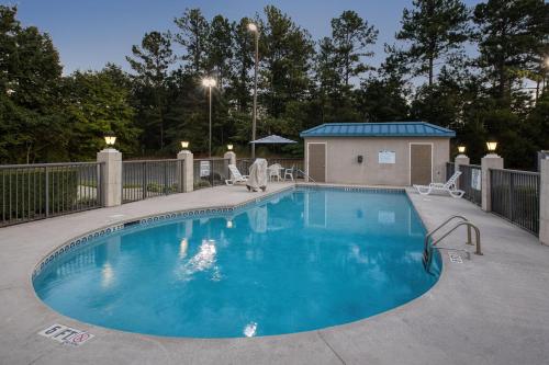 a large swimming pool with chairs around it at Best Western Executive Inn & Suites in Columbia