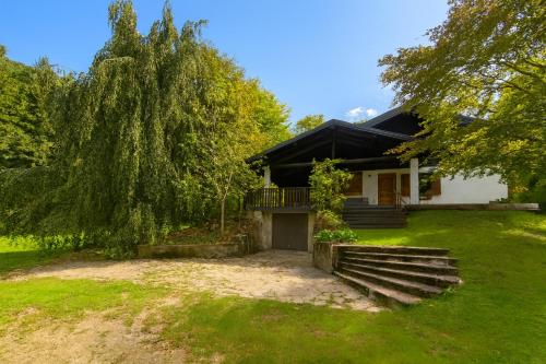 een huis met een grote tuin ervoor bij Rèfol Lodge Val di Ledro in Pur