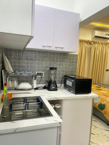 Ảnh trong thư viện ảnh của De Ambassador Stylish Condo with Private Rooftop ở Amasaman