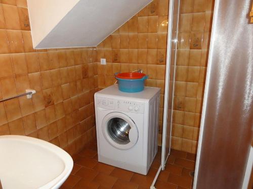 Ένα μπάνιο στο Bibione house with garden and fireplace