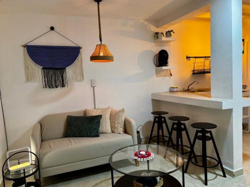 un salon avec un canapé et une table dans l'établissement Departamento moderno cerca del Estadio de Béisbol Toluca, à Toluca