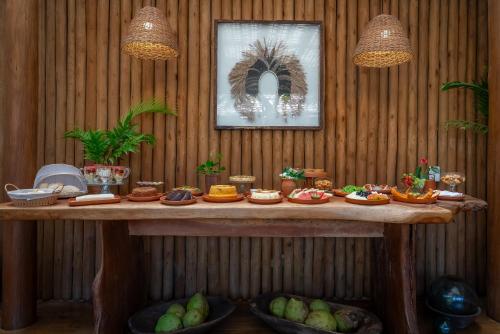 トランコーゾにあるPousada Por do Sol Trancosoの前菜と食べ物を入れたテーブル