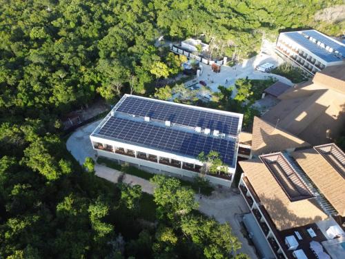 スプヒルにあるHotel Mundo Maya Calakmulの太陽電池パネル付きの建物の頭上