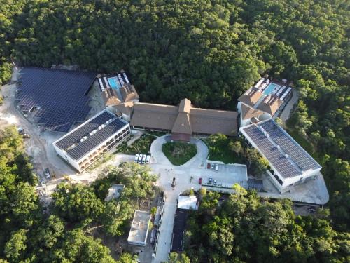 スプヒルにあるHotel Mundo Maya Calakmulの太陽光パネル建築の上面