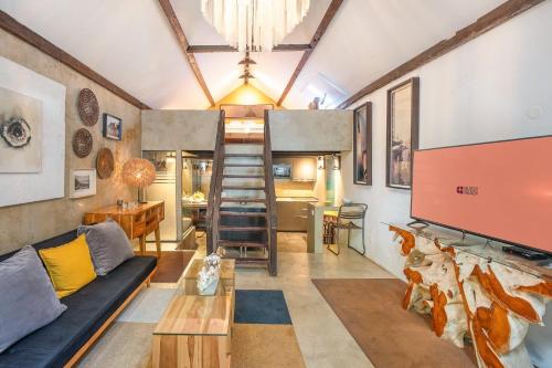a living room with a couch and a bunk bed at GuestReady - Classic prestige in Costa da Caparica in Porto Brandão