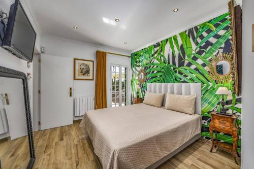 una camera da letto con un letto e un murale sul muro di Villa Medicis by Villa Plus a Vale de Pedras