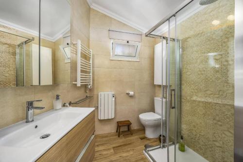 un bagno con lavandino e WC di Villa Medicis by Villa Plus a Vale de Pedras
