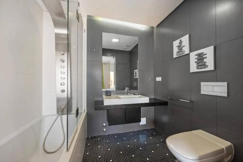 een badkamer met een toilet, een wastafel en een douche bij Orange Lux Villa 3I in Luz de Tavira