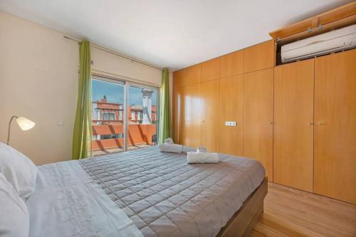 een slaapkamer met een groot bed en een raam bij Orange Lux Villa 3I in Luz de Tavira