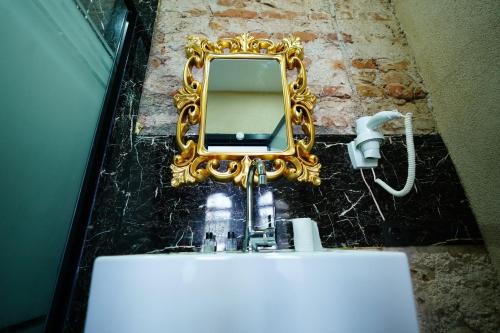 Ένα μπάνιο στο Squit Suits Hotel