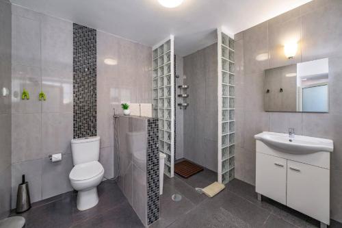 Villa Graycis House by Villa Plus