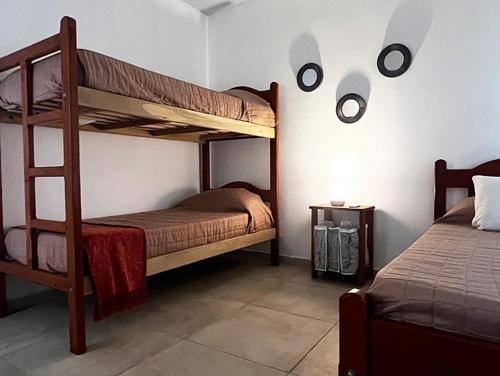 two bunk beds in a room with two bedsyss at Carmel Apart Paraná in Paraná