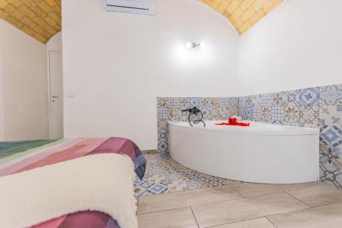 1 dormitorio con bañera y 1 cama en Il rifugio delle Azalee, en Roma