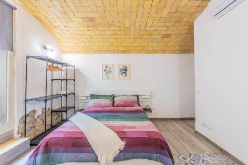 Un dormitorio con una cama y un techo de madera. en Il rifugio delle Azalee, en Roma
