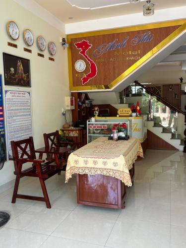 a restaurant with a table and chairs in a room at MINH THU MOTEL in An Bình (1)