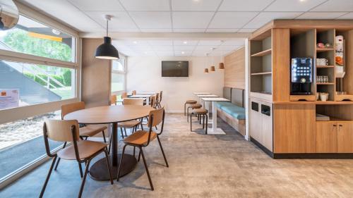 Кухня или мини-кухня в Premiere Classe Bordeaux Eysines-Tour de Gassies
